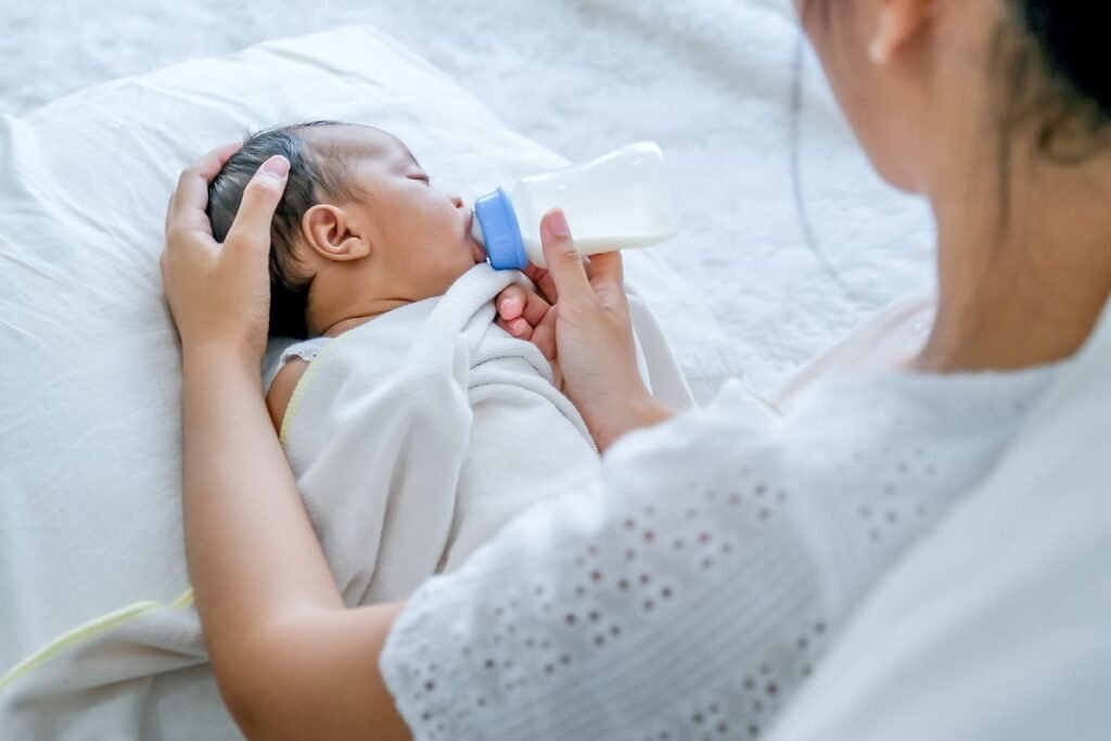 madre asiatica dà il latte allattando con il biberon al bambino 2021 11 03 05 23 53 utc(1)(1)