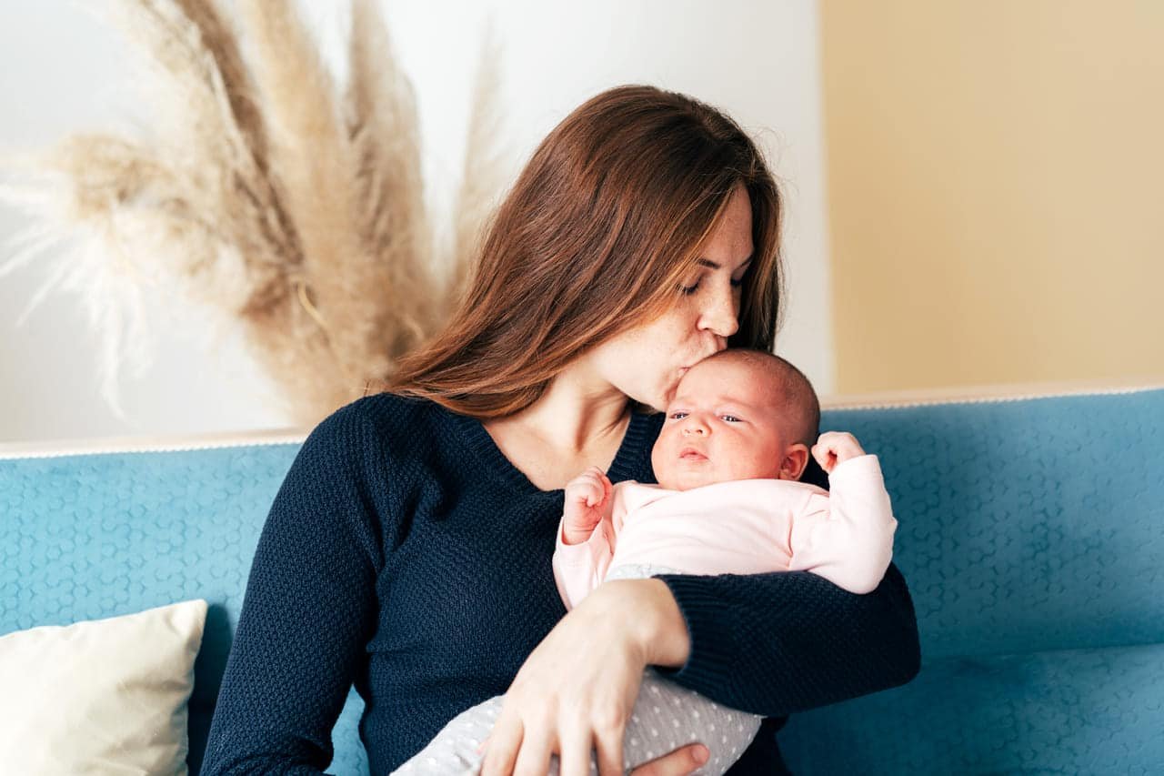 la giovane adorabile mamma tiene in braccio un neonato e bacia t 2021 08 30 09 53 34 utc
